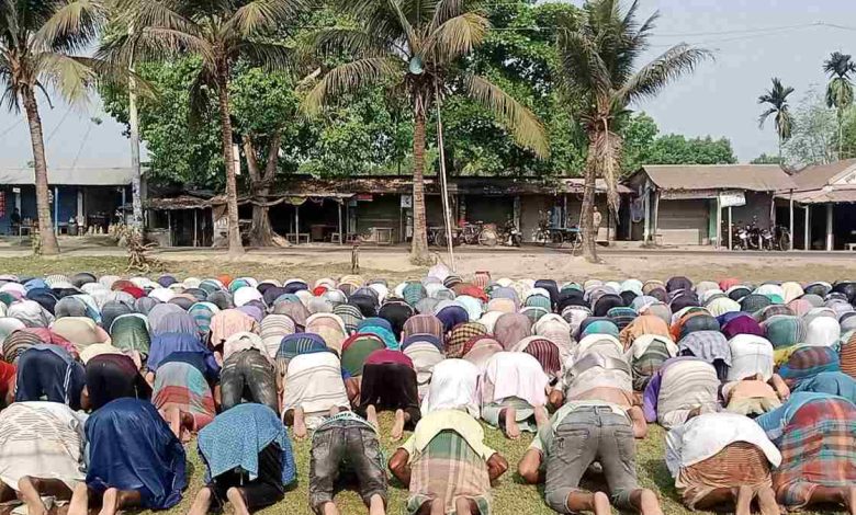 নাটোরের বাগাতিপাড়ায় তীব্র দাবদাহ হতে মুক্তি ও বৃষ্টি পেতে ইস্তিস্কার নামাজ আদায়