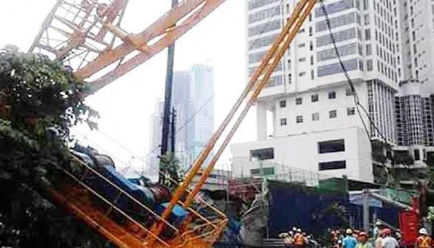 ক্রেনের রশি ছিঁড়ে ৩ শ্রমিকের মৃত্যু