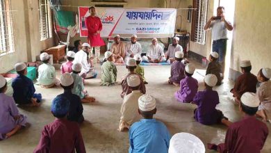 দৈনিক যায়যায়দিনের ১৮ বর্ষে পদার্পণ উপলক্ষে এতিমখানায় দোয়া ও খাবার বিতরণ 