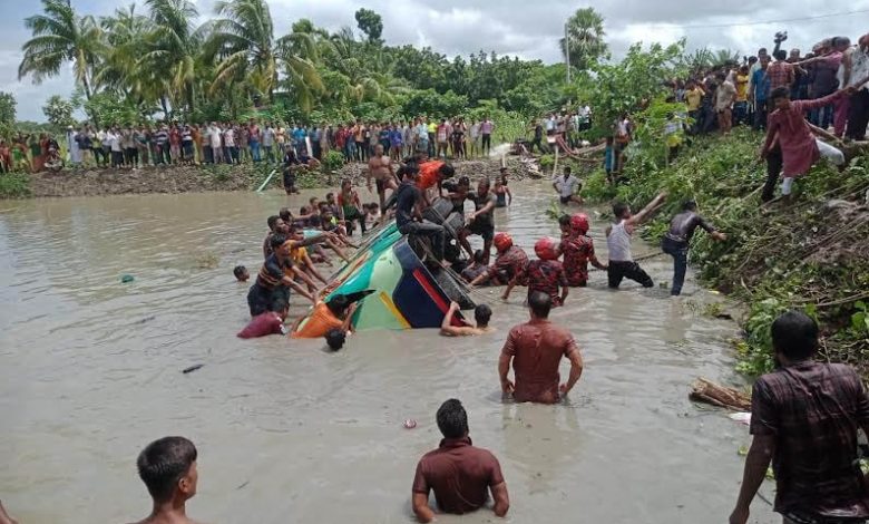 ঝালকাঠিতে যাত্রীবাহী বাস পুকুরে নিহত ১৪