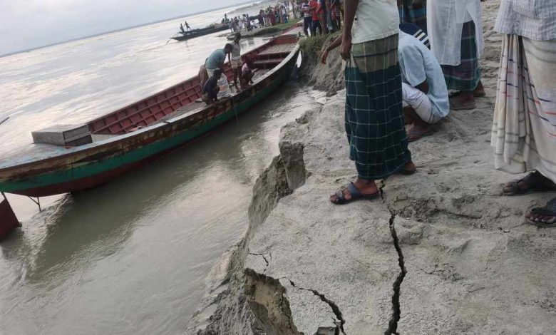 সিরাজগঞ্জের কাজিপুরে বাঁধ ধসে ১৫০ মিটার নদীগর্ভে