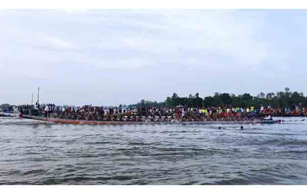 সিরাজগঞ্জের শাহজাদপুরে ঐতিহ্যবাহি নৌকা বাইচ প্রতিযোগিতা 