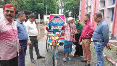 পুলিশ পরিদর্শকের উদ্যোগে ইঞ্জিনচালিত রিকশা পেলেন বৃদ্ধ