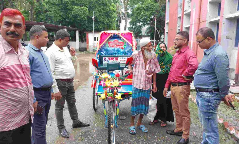 পুলিশ পরিদর্শকের উদ্যোগে ইঞ্জিনচালিত রিকশা পেলেন বৃদ্ধ