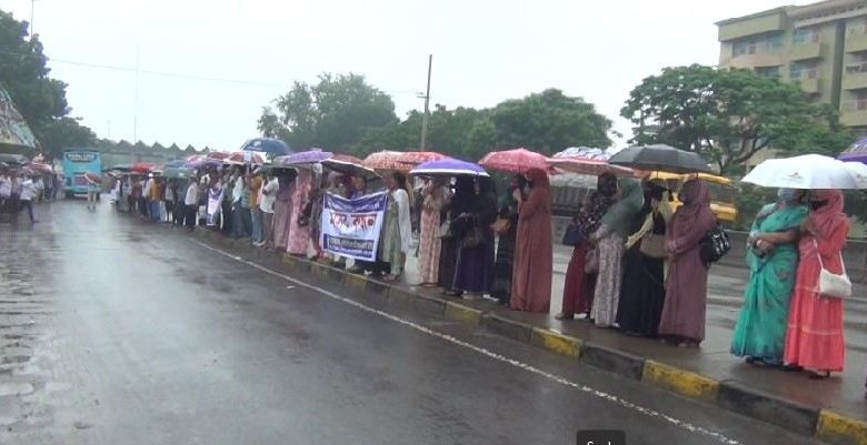 আশুগঞ্জ সারকারখানায় গ্যাস সরবরাহের দাবীতে মানববন্ধন