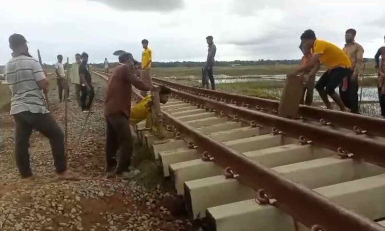 কক্সবাজার রেললাইনের বন্যায় ক্ষতিগ্রস্ত লাইনে সংস্কার কাজ শুরু