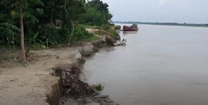 ফরিদপুরের আলফাডাঙ্গায় পদ্মা-মধুমতির ভাঙ্গনে নির্ঘুম রাত কাটছে নদী পাড়ের বাসিন্দাদের