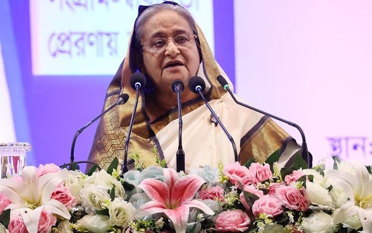 প্রধানমন্ত্রী শেখ হাসিনা বলেছেন তাঁর সহধর্মিনী এবং মহীয়সী নারী বঙ্গমাতা সবসময় পাশে ছিলেন বলে জাতির পিতার সাফল্য লাভ সহজ হয়েছে তিনি বলেন শুধু ছাত্র জীবন নয় রাজনৈতিক জীবনেও তিনি সবসময় তাঁর বাবার ছায়াসঙ্গী হিসেবে ছিলেন