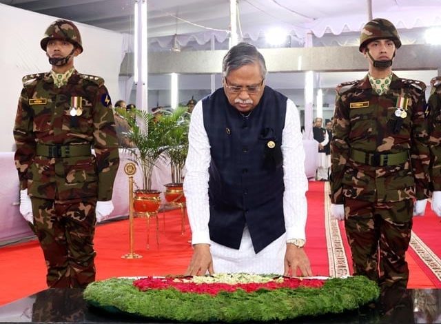 ধানমন্ডিতে বঙ্গবন্ধুর প্রতিকৃতিতে রাষ্ট্রপতির শ্রদ্ধা