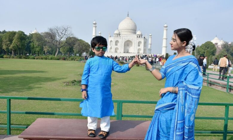 তাজমহলে সামনে বুবলী ও তার ছেলে শেহজাদ খান বীর