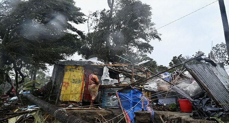 ঘূর্ণিঝড় রেমালের প্রভাবে দেশের অন্যান্য জেলার মতো গেল রাতে রাজধানীতেও ভারী বৃষ্টি হয়েছে বৃষ্টির মধ্যে পৃথক তিন স্থানে বিদ্যুৎস্পৃষ্ট হয়ে তিনজনের মৃত্যু হয়েছে