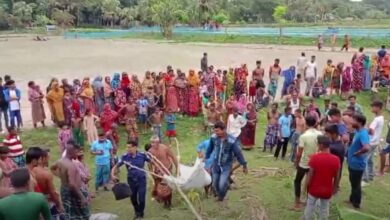 ট্রাকে করে ধান নিয়ে বাড়ি ফেরার সময় ট্রাক উল্টে ২ শ্রমিকের মৃত্যু হয়েছে। এ ঘটনায় আহত হয়েছেন ১১ জন।