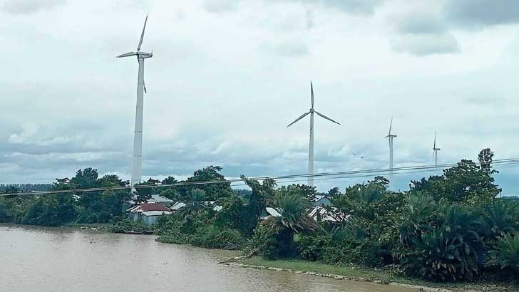 পটুয়াখালীর উপকূলীয় এলাকা কলাপাড়া এলাকায় মাটিতে পড়ে আছে প্রায় অর্ধশত বিদ্যুতের খুঁটি গাছ পড়ে তার ছিড়ে আছে শতাধিক জায়গায় রাত নামলেই অন্ধকার নগরীতে পরিণত হয় পুরো উপজেলা