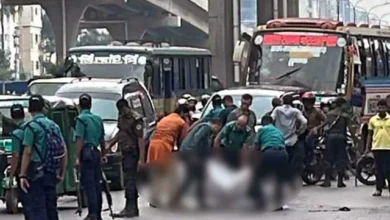 রাজধানীর বনানীতে বিনিময় পরিবহনের একটি বাসের চাপায় এক মোটরসাইকেল আরোহী নিহত হয়েছেন। প্রত্যক্ষদর্শীরা জানিয়েছেন, মোটরসাইকেল আরোহীকে চাপা দিয়ে বাসটি কিছুদূর টেনে নিয়ে যায়। এতে ঘটনাস্থলেই নিহত হন চালক।