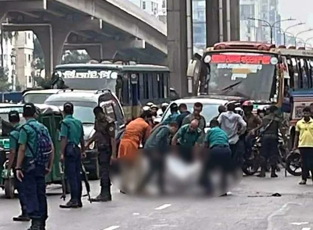 রাজধানীর বনানীতে বিনিময় পরিবহনের একটি বাসের চাপায় এক মোটরসাইকেল আরোহী নিহত হয়েছেন। প্রত্যক্ষদর্শীরা জানিয়েছেন, মোটরসাইকেল আরোহীকে চাপা দিয়ে বাসটি কিছুদূর টেনে নিয়ে যায়। এতে ঘটনাস্থলেই নিহত হন চালক।