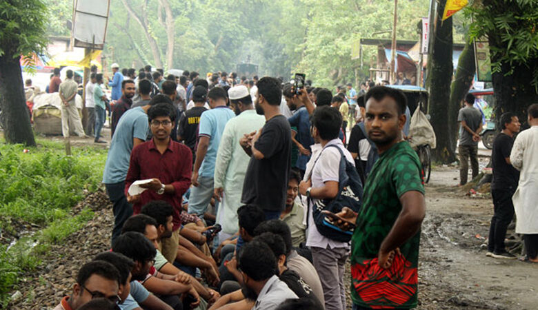 সরকারি চাকরিতে কোটাব্যবস্থা বাতিল করে ২০১৮ সালের পরিপত্র পুনর্বহালের দাবিতে ঢাকা রাজশাহী রেলপথ অবরোধ করেছে রাজশাহী বিশ্ববিদ্যালয়ের রাবি শিক্ষার্থীরা