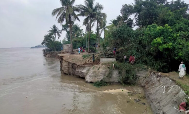 সিরাজগঞ্জে বন্যা পরিস্থিতির দ্রুত অবনতি হচ্ছে। যমুনা নদীর পানি দ্রুত বাড়ছে। ইতোমধ্যে নদীর হার্ড পয়েন্টে পানি বিপৎসীমার উপরে পৌঁছেছে।