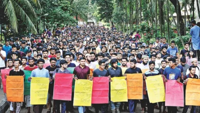 সরকারি চাকরিতে নিয়োগের ক্ষেত্রে কোটা ব্যবস্থা বাতিলের দাবিতে সাধারণ শিক্ষার্থীদের আন্দোলনে উত্তাল রাজধানীসহ দেশের বিভাগীয় শহরগুলো। সবশেষ গত দুইদিন ‘বৈষম্যবিরোধী ছাত্র আন্দোলন’- এর ব্যানারে ‘বাংলা ব্লকেড’ এর ডাক দিয়ে রাজধানীর গুরুত্বপূর্ণ সড়কগুলোতে অবরোধ কর্মসূচি পালনের পর আজ গণসংযোগ করছে আন্দোলনকারীরা। আগামী দিনে এ নিয়ে দেশব্যাপী আরও কঠোর আন্দোলনের ঘোষণাও দিয়েছে তারা। এমন পরিস্থিতিতে শিক্ষার্থীদের দাবির যৌক্তিকতা বিচার করে সরকারি চাকরিতে কোটা প্রথা সম্পূর্ণ বাতিলের পরিবর্তে সংস্কারের কথা চিন্তা করছে সরকার। তবে, এর আগে উচ্চ আদালতের চূড়ান্ত সিদ্ধান্তের জন্য অপেক্ষা করছে সরকারপক্ষ। সেইসঙ্গে আন্দোলনরত শিক্ষার্থীদেরকেও আপাতত রাজপথ ছেড়ে আইনি লড়াইয়ে শামিল হতে আহ্বান জানিয়েছেন আইনমন্ত্রী, যাতে সাড়াও মিলেছে শেষ পর্যন্ত।