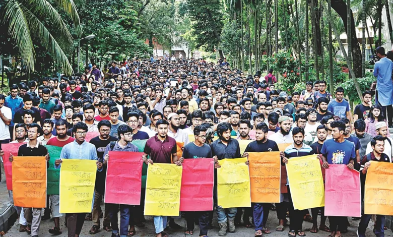 সরকারি চাকরিতে নিয়োগের ক্ষেত্রে কোটা ব্যবস্থা বাতিলের দাবিতে সাধারণ শিক্ষার্থীদের আন্দোলনে উত্তাল রাজধানীসহ দেশের বিভাগীয় শহরগুলো সবশেষ গত দুইদিন বৈষম্যবিরোধী ছাত্র আন্দোলন এর ব্যানারে বাংলা ব্লকেড এর ডাক দিয়ে রাজধানীর গুরুত্বপূর্ণ সড়কগুলোতে অবরোধ কর্মসূচি পালনের পর আজ গণসংযোগ করছে আন্দোলনকারীরা আগামী দিনে এ নিয়ে দেশব্যাপী আরও কঠোর আন্দোলনের ঘোষণাও দিয়েছে তারা এমন পরিস্থিতিতে শিক্ষার্থীদের দাবির যৌক্তিকতা বিচার করে সরকারি চাকরিতে কোটা প্রথা সম্পূর্ণ বাতিলের পরিবর্তে সংস্কারের কথা চিন্তা করছে সরকার তবে এর আগে উচ্চ আদালতের চূড়ান্ত সিদ্ধান্তের জন্য অপেক্ষা করছে সরকারপক্ষ সেইসঙ্গে আন্দোলনরত শিক্ষার্থীদেরকেও আপাতত রাজপথ ছেড়ে আইনি লড়াইয়ে শামিল হতে আহ্বান জানিয়েছেন আইনমন্ত্রী যাতে সাড়াও মিলেছে শেষ পর্যন্ত