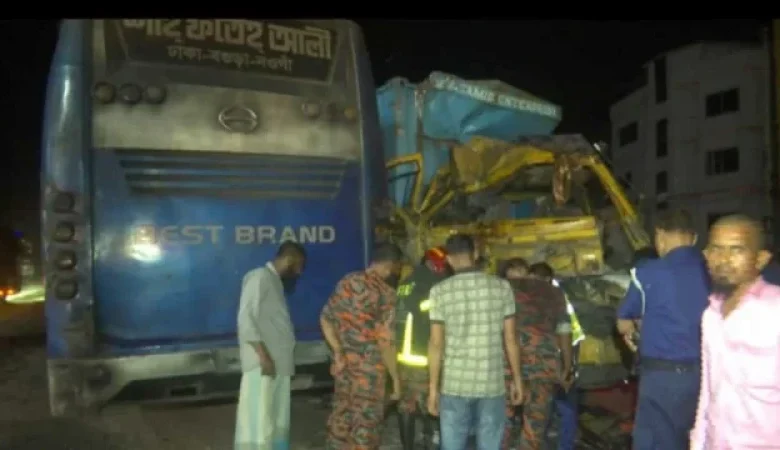 বগুড়ার বনানীতে যাত্রীবাহী বাসের সঙ্গে একটি কাভার্ডভ্যানের মুখোমুখি সংঘর্ষে চালকসহ ৪ জন নিহত হয়েছেন আহত হয়েছেন বেশ কয়েকজন