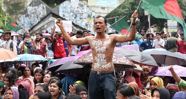 কোটা বাতিলের দাবিতে আজ রোববার ৭ জুলাই সারা দেশে সড়ক অবরোধ কর্মসূচি পালনের ঘোষণা দিয়েছেন শিক্ষার্থীরা শনিবার ৬ জুলাই বিকালে শাহবাগ মোড় থেকে অবরোধ তুলে নেওয়ার আগে এই কর্মসূচি ঘোষণা করা হয়