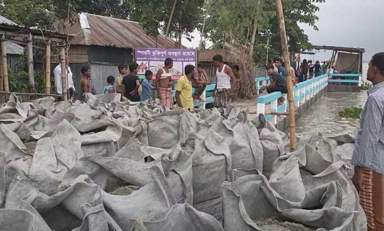 টানা ২৪ ঘণ্টার বৃষ্টিতে তিস্তা নদীর পানি বৃদ্ধি পেয়ে লালমনিরহাটের আদিতমারী উপজেলার মহিষখোচা ইউনিয়নের গোবর্দ্ধনে বন্যা নিয়ন্ত্রণ ২নং সলিডারী স্পার বাঁধের সিসি ব্লক ধসে পড়েছে বালুভর্তি জিও ব্যাগ ফেলে বাঁধ রক্ষার চেষ্টা করছে তীরবর্তী মানুষ ও পানি উন্নয়ন বোর্ড পাউবো তবে কিছুতেই আটকানো যাচ্ছে না রাতে পানি আরও বৃদ্ধি পেলে ভাঙন বেড়ে নদীর গতিপথ পরিবর্তন হতে পারে বলে শঙ্কা স্থানীয়দের