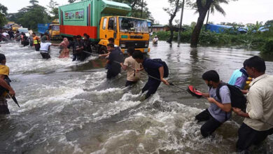 শের বন্যাকবলিত ১১ জেলায় এ পর্যন্ত ১৮ জনের মৃত্যু হয়েছে বলে জানিয়েছে দুর্যোগ ব্যবস্থাপনা ও ত্রাণ মন্ত্রণালয়। বন্যায় ৪৯ লাখের বেশি মানুষ ক্ষতিগ্রস্ত হয়েছে