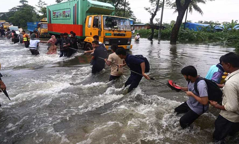 শের বন্যাকবলিত ১১ জেলায় এ পর্যন্ত ১৮ জনের মৃত্যু হয়েছে বলে জানিয়েছে দুর্যোগ ব্যবস্থাপনা ও ত্রাণ মন্ত্রণালয় বন্যায় ৪৯ লাখের বেশি মানুষ ক্ষতিগ্রস্ত হয়েছে