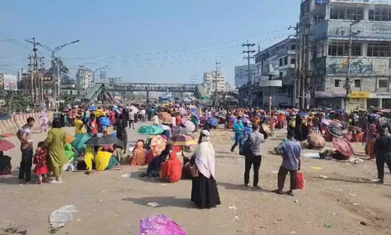 আশুলিয়ায় আজও পোশাক শ্রমিকদের মহাসড়ক অবরোধ, তীব্র যানজট