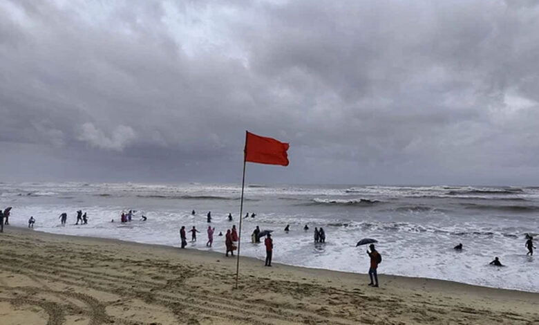 আরও কয়েকদিন বৃষ্টির সম্ভাবনা সমুদ্রবন্দরে ৩ নম্বর সতর্কতা