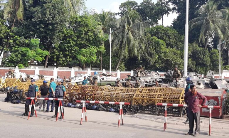 বঙ্গভবনের মোড়ে বিক্ষোভ, নিরাপত্তা জোরদার