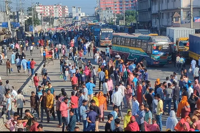 গাজীপুরে কারখানা বন্ধের নোটিশ দেখে শ্রমিকদের বিক্ষোভ