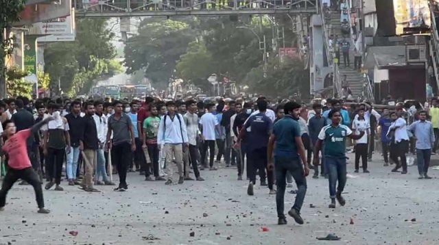 সাইন্সল্যাব এলাকায় সড়ক অবরোধ করেছে সিটি কলেজের শিক্ষার্থীরা