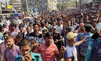 রাজধানীর দয়াগঞ্জ মোড়ে সড়ক অবরোধ করে বিক্ষোভ করেছে ব্যাটারিচালিত অটোরিকশাচালকরা। একপর্যায়ে পুলিশের সঙ্গে তাদের সংঘর্ষের ঘটনা ঘটে। এতে দুই পুলিশ সদস্য আহত হন।