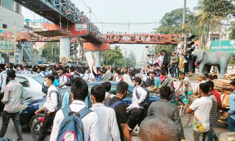 সায়েন্সল্যাবে সিটি কলেজ-ঢাকা কলেজ শিক্ষার্থীদের সংঘর্ষ