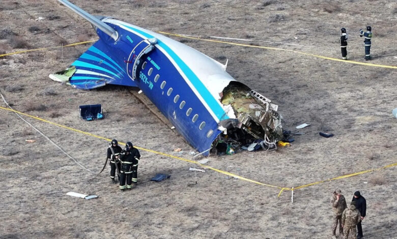 কাজাখস্তানে বিধ্বস্ত হওয়া বিমানটি রাশিয়ার সারফেস টু এয়ার প্রতিরক্ষা মিসাইলের আঘাতে ভূপাতিত হয়েছে বলে দাবি করেছে আজারবাইজান। দেশটির একটি সূত্র বার্তাসংস্থা রয়টার্সকে গতকাল বৃহস্পতিবার জানায়, প্রাথমিক তদন্তে বিমান বিধ্বস্তের কারণ হিসেবে মিসাইলের আঘাতকে চিহ্নিত করেছেন তারা।