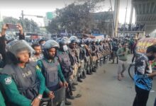 শিক্ষার্থীদের ঘিরে রেখেছে পুলিশ, সামনে আনা হয়েছে জলকামান