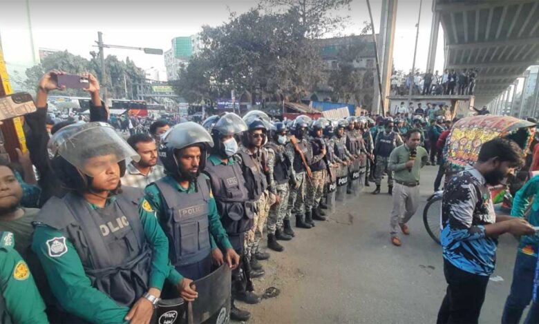 শিক্ষার্থীদের ঘিরে রেখেছে পুলিশ, সামনে আনা হয়েছে জলকামান