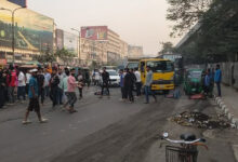 রাজধানীর বনানীতে গাড়ির ধাক্কায় ২ পোশাককর্মী নিহত হয়েছেন। এ ঘটনায় সড়ক অবরোধ করে বিক্ষোভ করছেন তার সহকর্মীরা। পরিস্থিতি নিয়ন্ত্রণের চেষ্টা করছে পুলিশ।