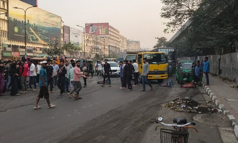 রাজধানীর বনানীতে গাড়ির ধাক্কায় ২ পোশাককর্মী নিহত হয়েছেন। এ ঘটনায় সড়ক অবরোধ করে বিক্ষোভ করছেন তার সহকর্মীরা। পরিস্থিতি নিয়ন্ত্রণের চেষ্টা করছে পুলিশ।