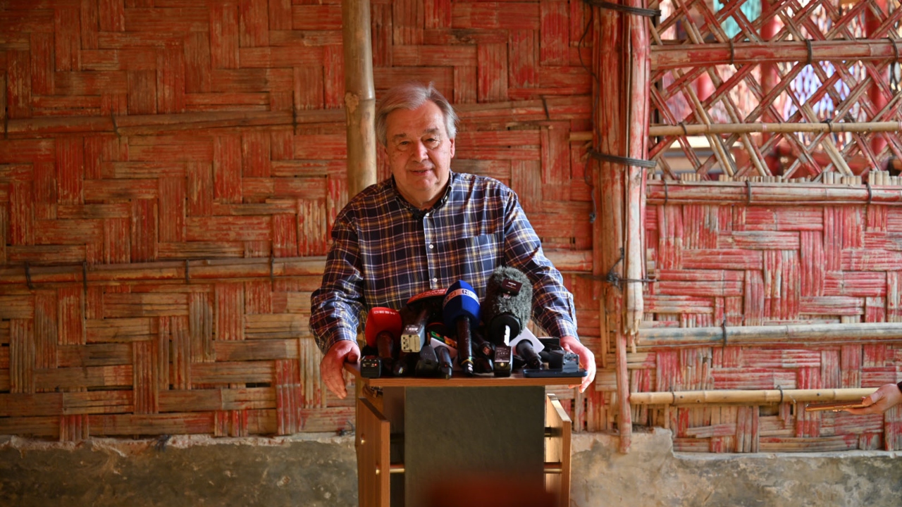 জাতিসংঘ মহাসচিব বলেন, এর আগে ২০১৮ সালে আমি কক্সবাজারে এসেছিলাম। এই শিবিরগুলো জলবায়ু সংকটের সম্মুখীন। গ্রীষ্মে তাপমাত্রা অত্যন্ত গরম এবং আগুনের ঝুঁকি বেড়ে যায়। ঘূর্ণিঝড় এবং বর্ষা মৌসুমে বন্যা এবং বিপজ্জনক ভূমি স্লাইড ঘরবাড়ি এবং জীবন ধ্বংস করে দেয়। আবশ্যক খাদ্য সহায়তার পাশাপাশি, এখানে মানুষের শিক্ষার, দক্ষতা উন্নয়ন প্রয়োজন। জাতিসংঘের সংস্থাগুলো— যেমন মানবিক এবং উন্নয়ন সংস্থাগুলোও বিশাল বাজেট কাটছাঁটের মুখোমুখি। এটি মানুষের উপর সরাসরি এবং মারাত্মক প্রভাব ফেলবে। শরণার্থী জনগণ মানবিক সহায়তার উপর নির্ভরশীল। অবশেষে সমাধানটি মিয়ানমারে খুঁজে বের করতে হবে। আমরা ছেড়ে দেব না যতক্ষণ না পরিস্থিতি শরণার্থীদের জন্য নিরাপদ হয়। ততক্ষণ পর্যন্ত, আমি আন্তর্জাতিক সম্প্রদায়কে পদক্ষেপ নেওয়ার আহ্বান জানাই।