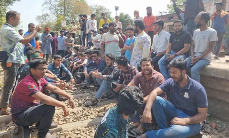 ঢাকা বিশ্ববিদ্যালয় থেকে নতুন উপদেষ্টা নিয়োগ দেওয়ায় রেলপথ অবরোধ