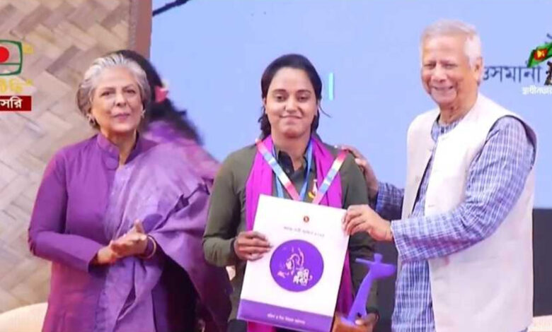 অদম্য নারী পুরস্কার তুলে দিলেন প্রধান উপদেষ্টা