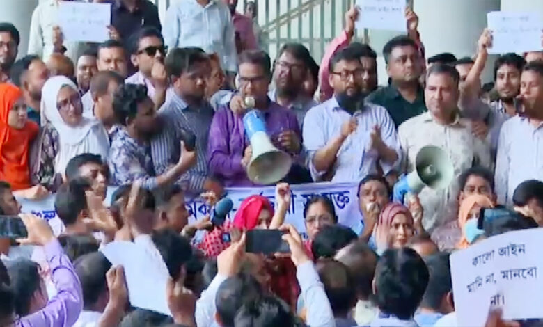 আজকের মধ্যে অধ্যাদেশ বাতিল না হলে সচিবালয় অচল করার ঘোষণা কর্মকর্তা-কর্মচারীদের